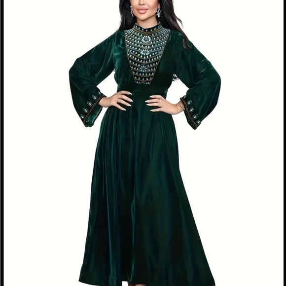Embellished Green velvet gown - Picture 2 of 4